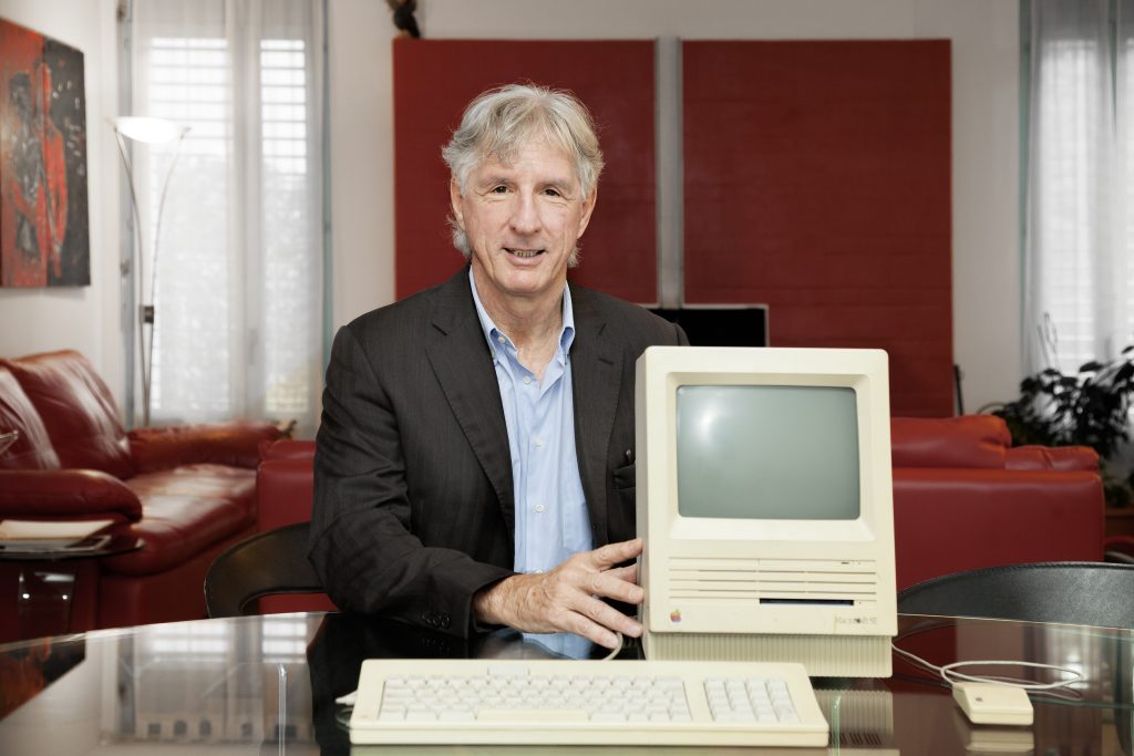 Alessio Petralli, direttore della Fondazione Möbius Lugano, e il suo Mac Classic SE, pezzo d’antiquariato tecnologico (Stefano Spinelli)