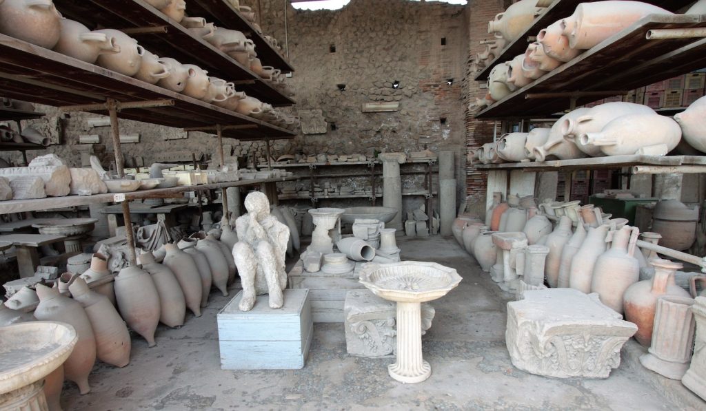 Negli spazi del Granaio del Foro sono esposti alcuni reperti trovati durante gli scavi di Pompei