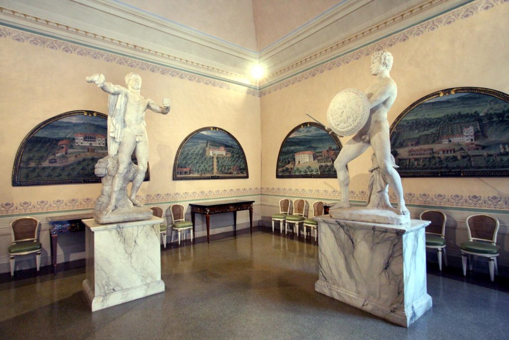In una sala, dietro due gladiatori, figurano alcune lunette dell’Utens che documenta-no la storia delle 14 ville medìcee sparse attorno a Firenze