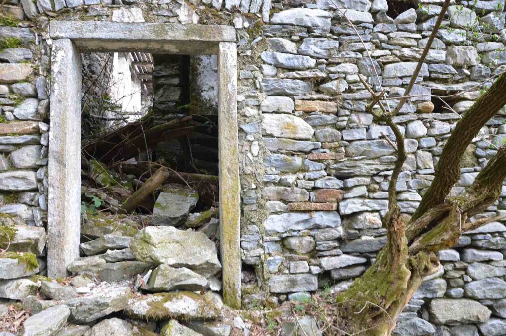 "Il tetto è crollato, seppellendo gli spazi interni e quel che resta delle sue memorie"