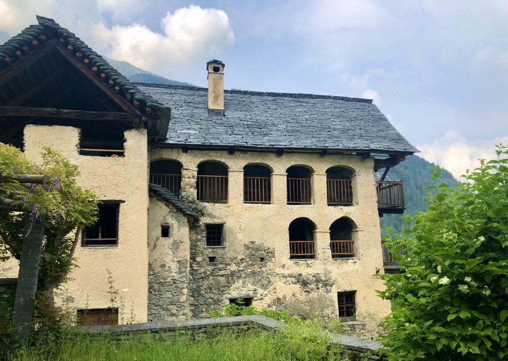 Nelle stanze niente elettricità, aria condizionata o Wi-Fi, per un soggiorno immerso nella natura e nella storia. (M. Giacometti)