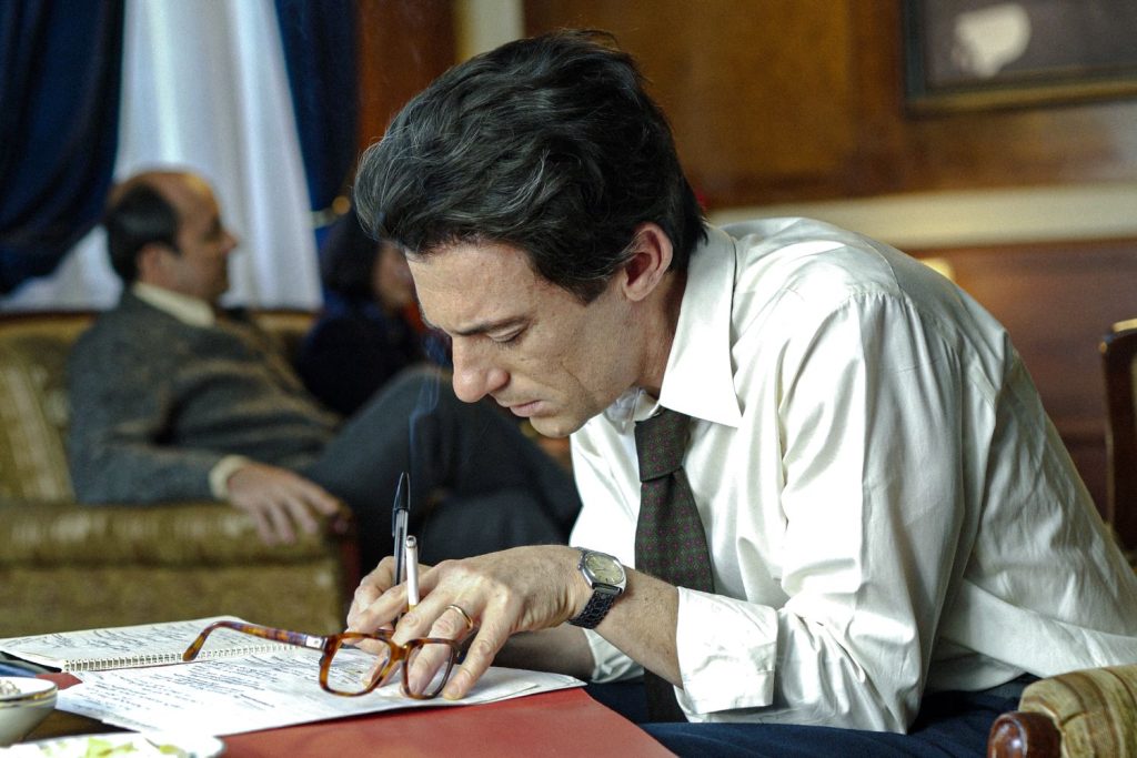 Immagine tratta dall’ultimo film di Andrea Segre, «Berlinguer - La grande ambizione». Al centro, Elio Germano nei panni del politico (Cineworx)