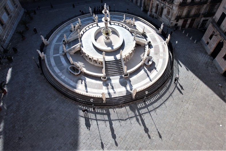 La monumentale Fontana Pretoria (1573) nell'omonima piazza, vista dalle terrazze della chiesa di Santa Caterina d'Alessandria (T. Stiano)