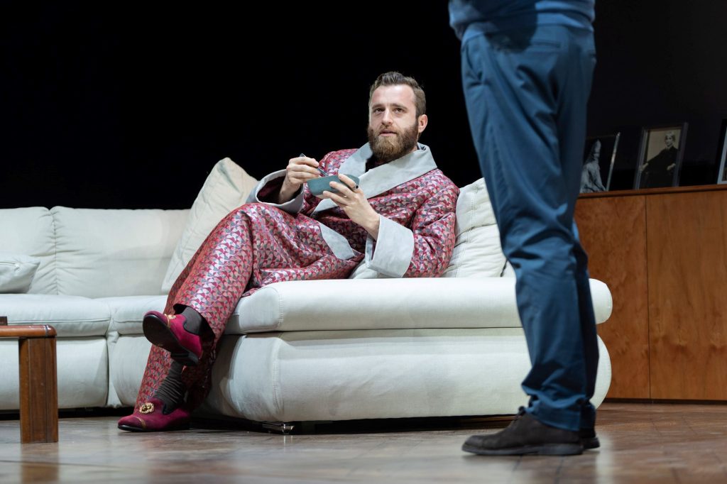 Marco Mavaracchio, nei panni di Isaac Newton, presto al Sociale di Bellinzona (Fotografie di Masiar Pasquali)