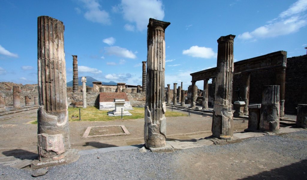 Il Tempio di Apollo con l’altare marmoreo all’aperto nei pressi del Foro