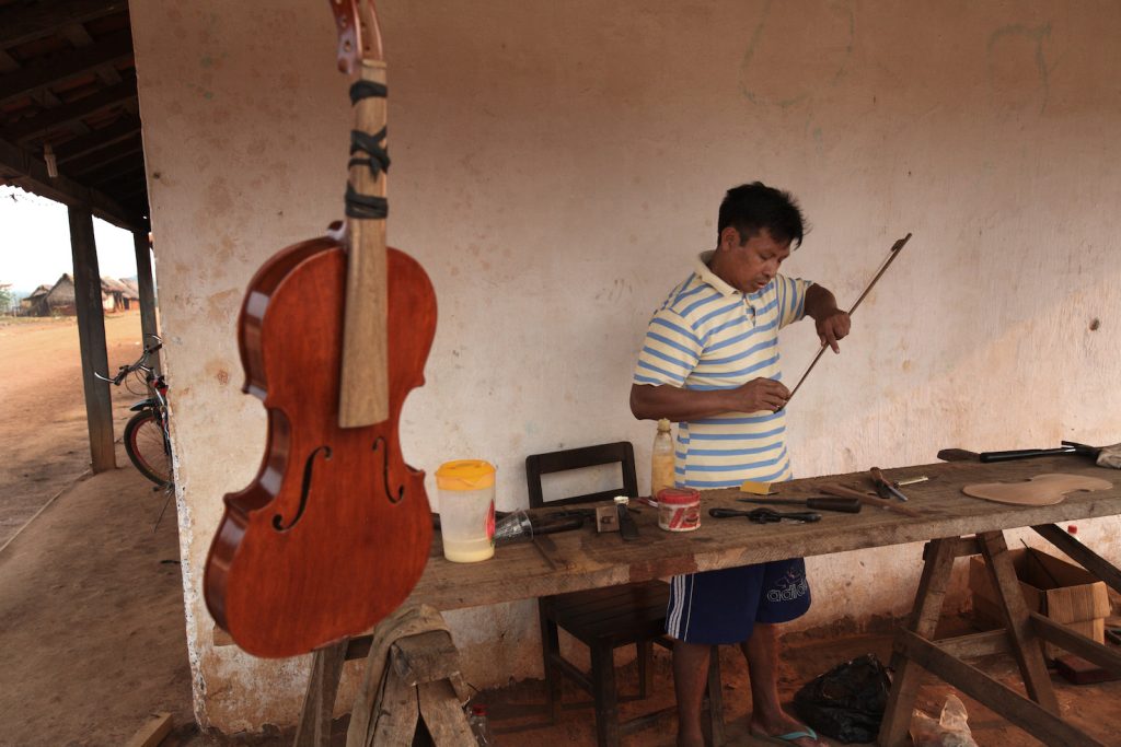 Il liutaio Juan de la Cruz mentre costruisce un violino per la scuola di musica barocca di Urubichà