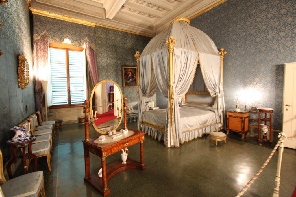 Una camera da letto, quella della Bella Rosina, con pareti in seta celeste