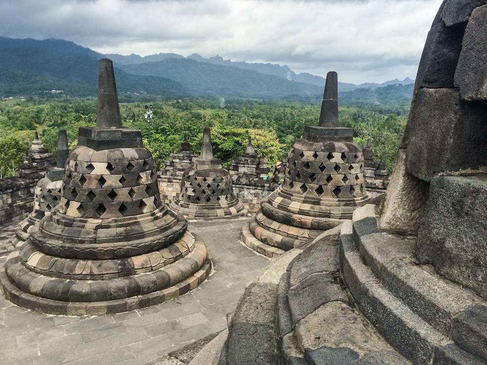 Alcuni piccoli stupa a forma di campana traforata sul tempio buddista Borobudur sull’isola di Giava