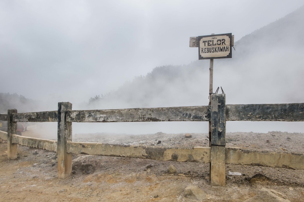 Uno dei crateri vulcanici di Dieng