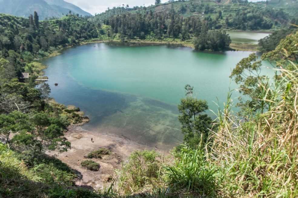 Il lago colorato (Telaga Warna) di Dieng