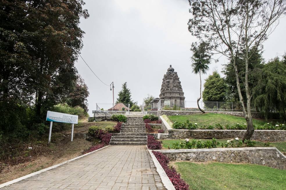 Ingresso all’antico tempio indù «Candi Bima»  sul Dieng Plateau