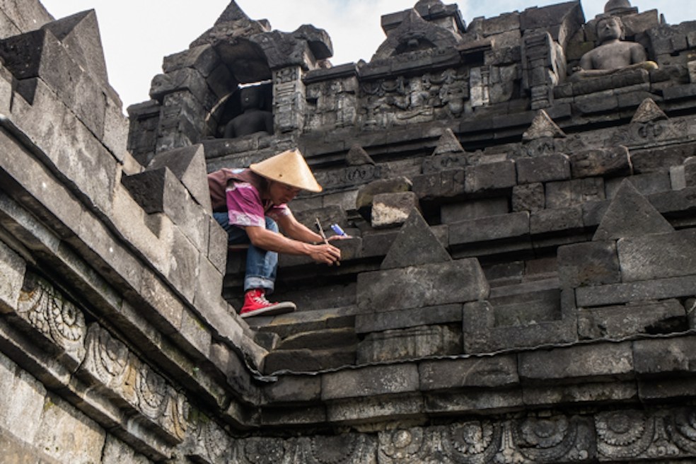 Lavori al secondo livello del tempio buddista Borobudur