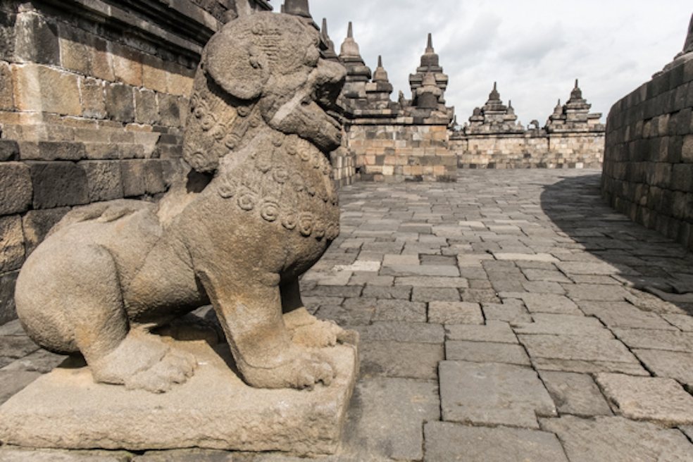 Statua al secondo livello del tempio buddista Borobudur