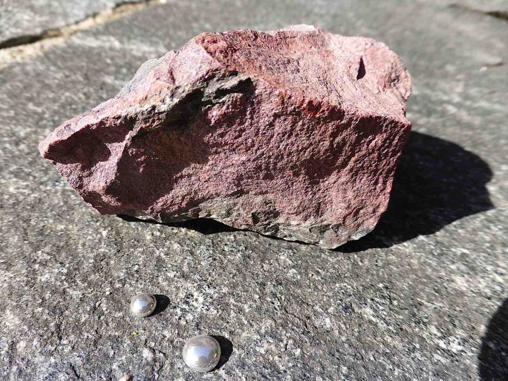 Cinabro (solfuro di mercurio), il minerale del mercurio, dai famosi giacimenti del Monte Amiata, in Toscana (Marco Martucci)