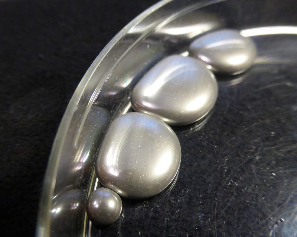 Il cinabro e, in primo piano, due gocce di mercurio metallico (Marco Martucci)