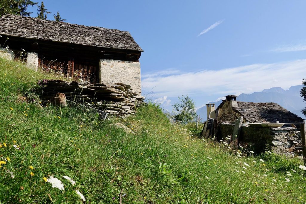 Su un poggio alcune baite (Romano Venziani)