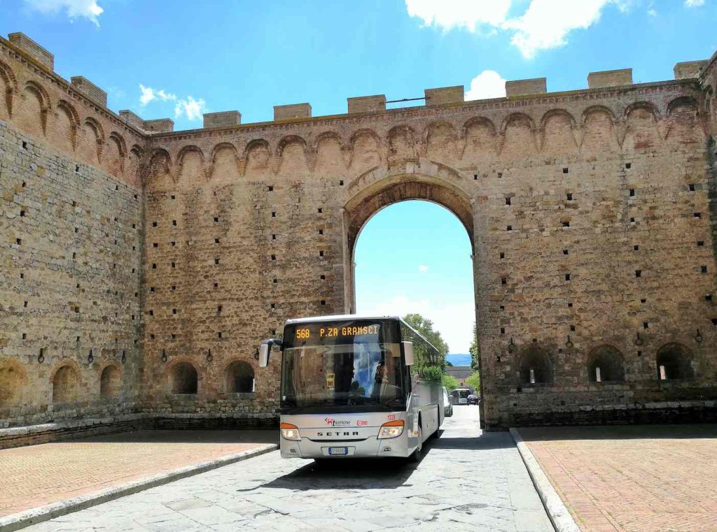 Siena, un autobus di linea entra in città da Porta Romana