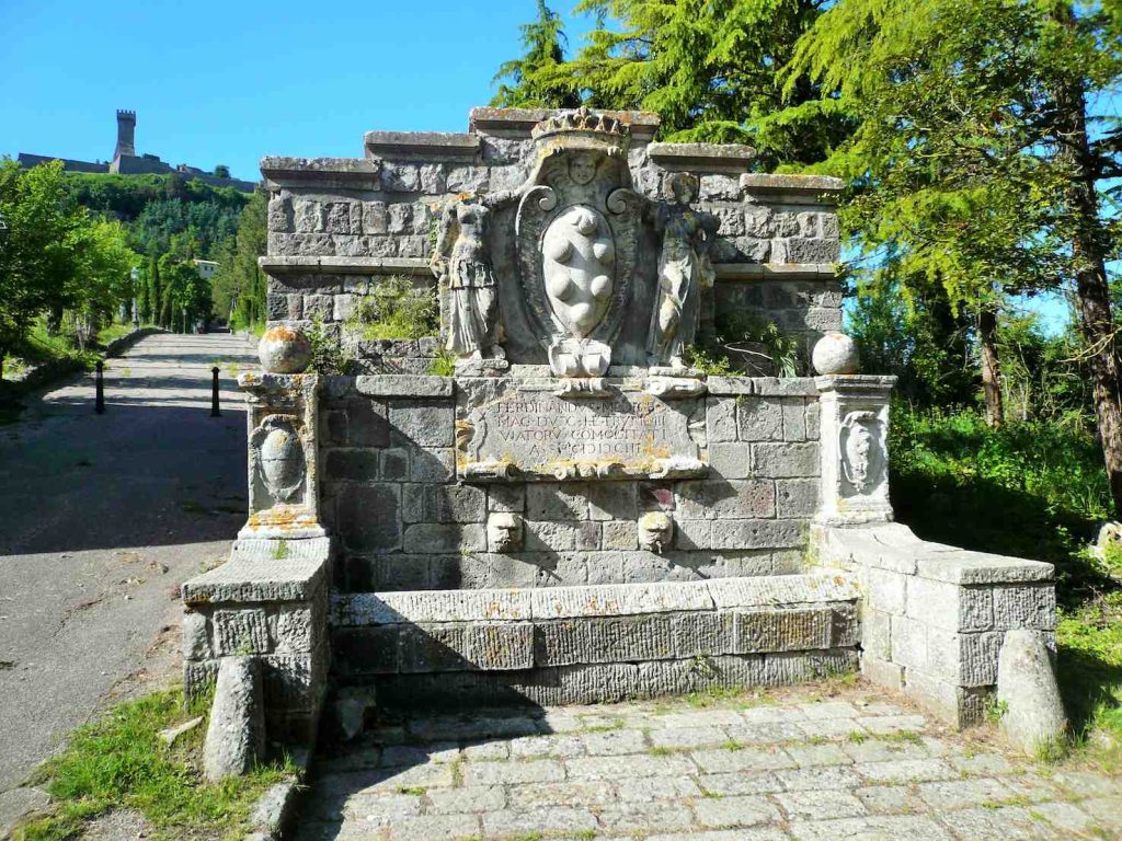 Radicofani - Fontana Medicea con la Rocca sullo sfondo