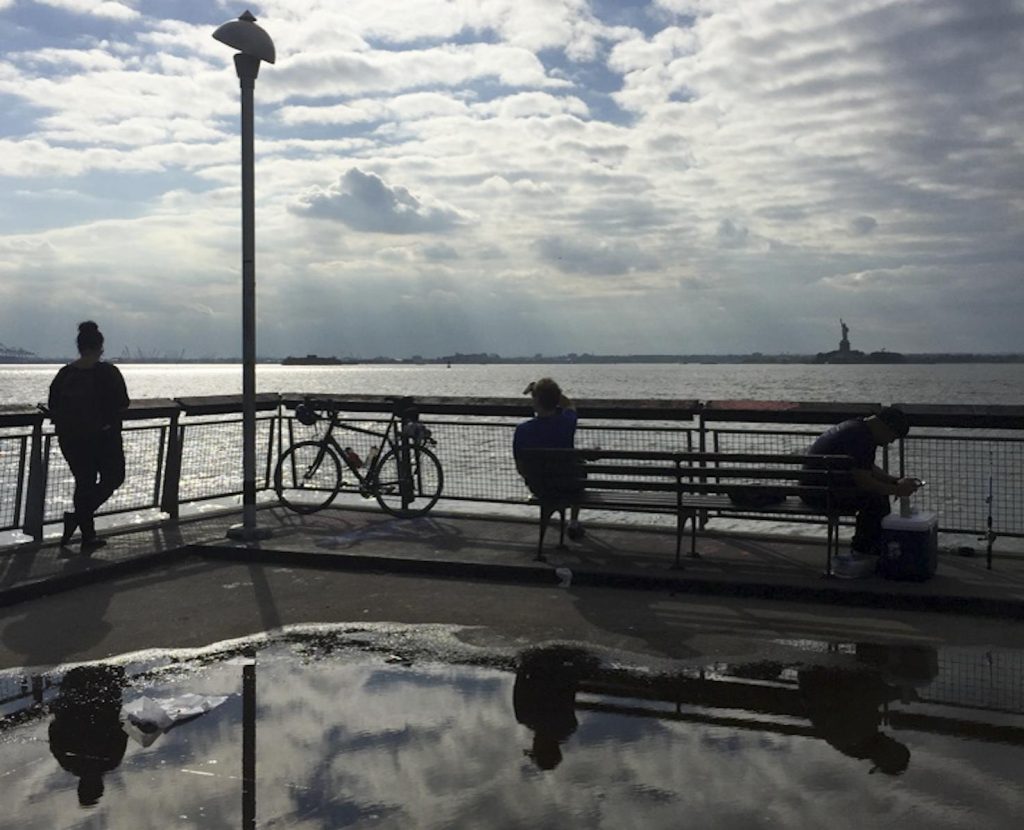 La statua della Libertà dopo un temporale estivo vista da Red Hook