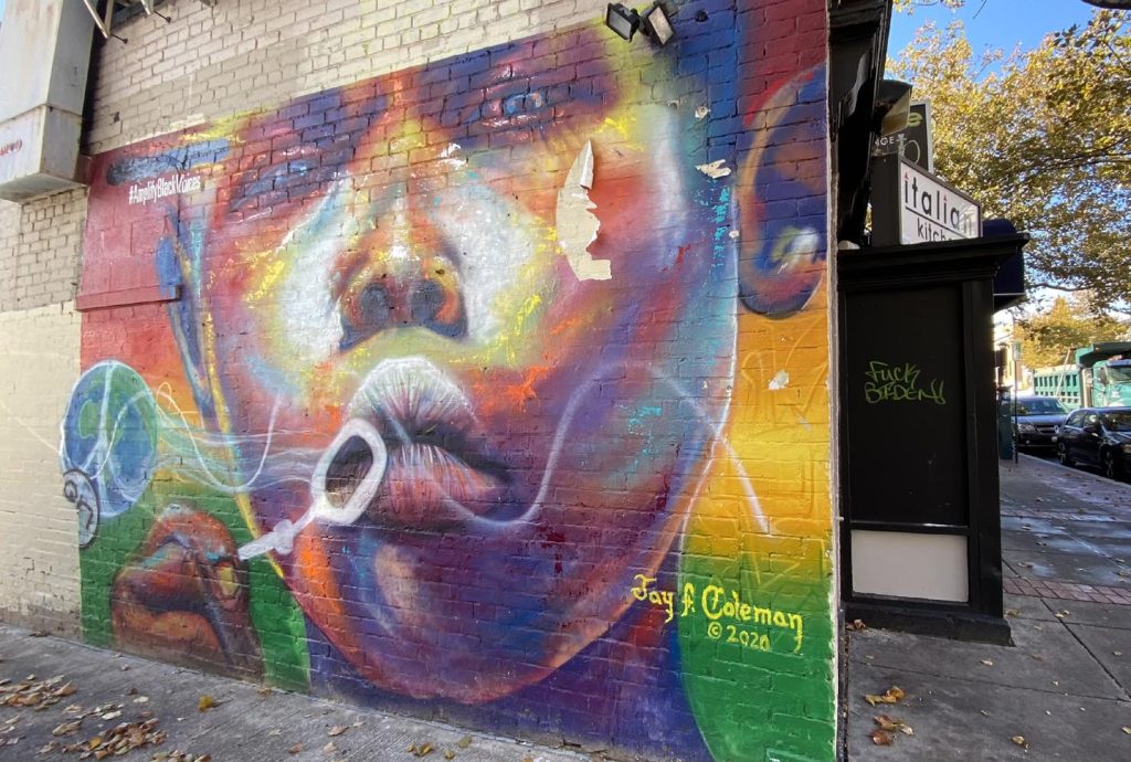 Murale firmato da Jay Coleman dal titolo “Amplify Black Voices”