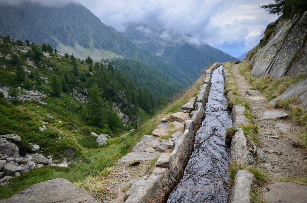 Il canale in pietra ricavato nelle pareti circostanti