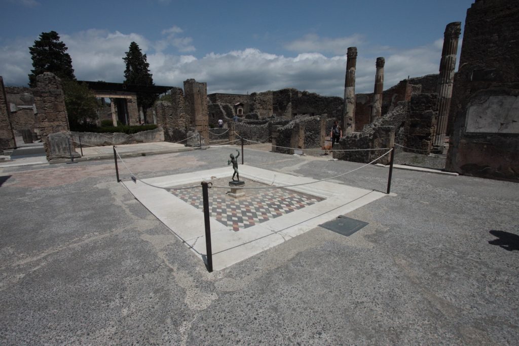 Casa del Fauno: con quasi 3mila mq è tra le più estese ville di Pompei; deve il nome alla statuetta di un Fauno danzante e oggi conservata al MANN