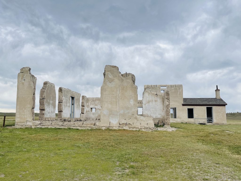 Il Fort Laramie è uno dei siti storici più intriganti dello stato del Wyoming. Agli inizi dell’Ottocento, era un importante centro di scambi per le tribù native