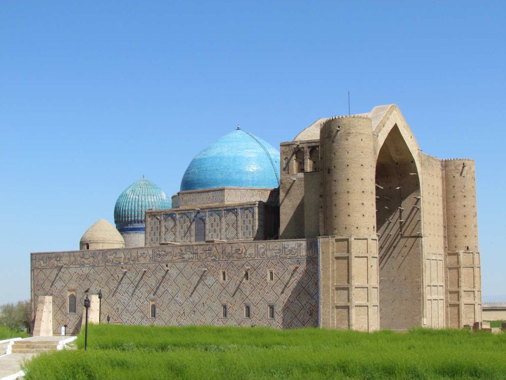 Mausoleo ad Ahmed-Yasawi, grande maestro sufi, fatto costruire da Tamerlano alla fine del XIV secolo (Turkistan)