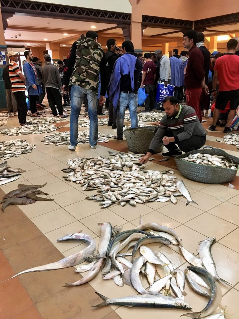 Il vivace, rumoroso e puzzolente mercato del pesce