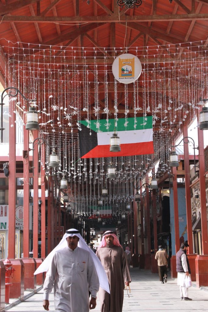 Tuniche silenziose e shemagh svolazzanti i due tratti distintivi dei kuwaitiani