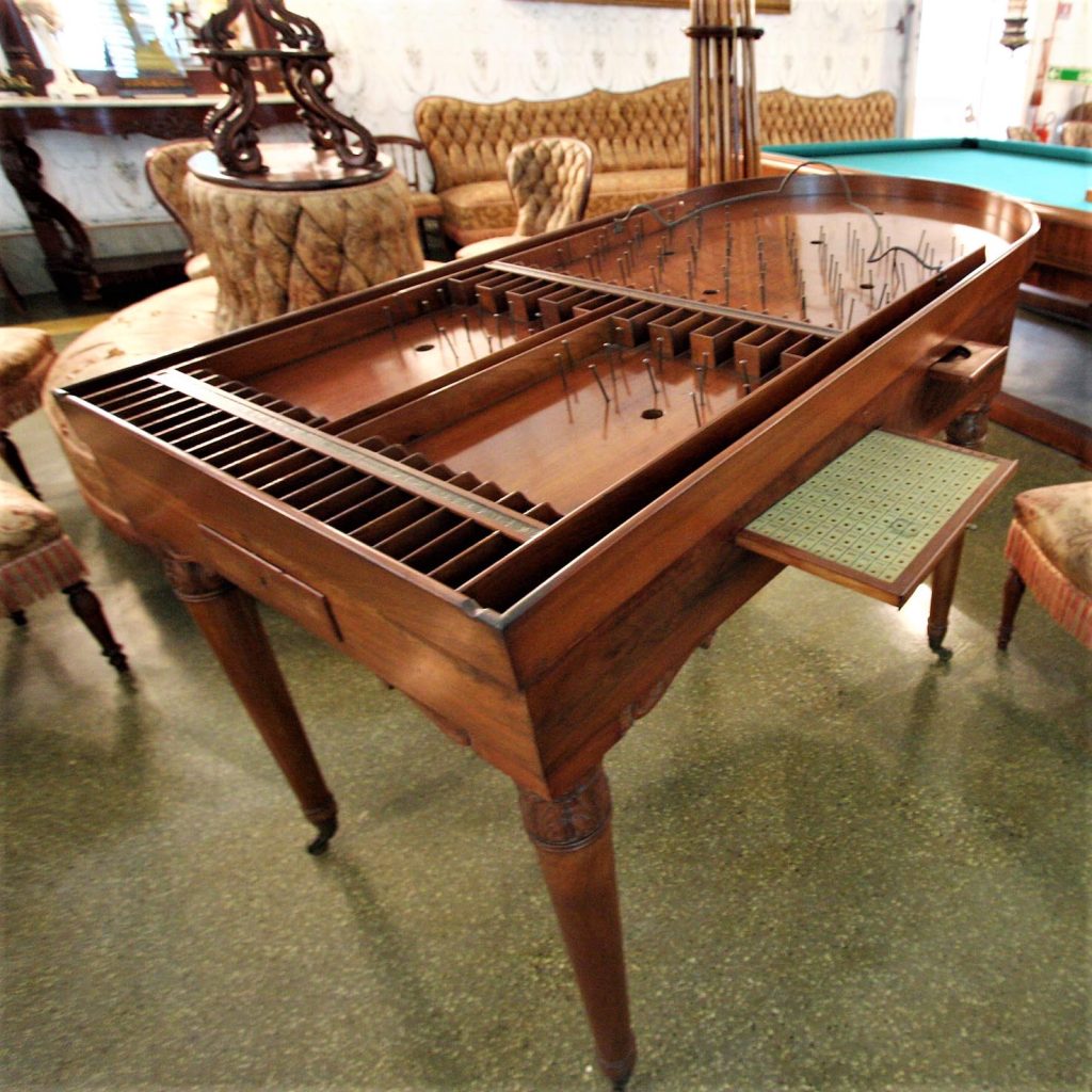 Un antesignano dei nostri flipper nella sala giochi di Villa della Petraia