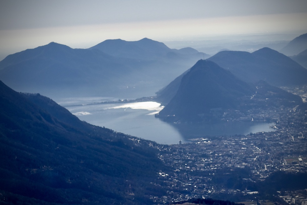 Un luccichio di laghi e i blu sfumati delle montagne prealpine
