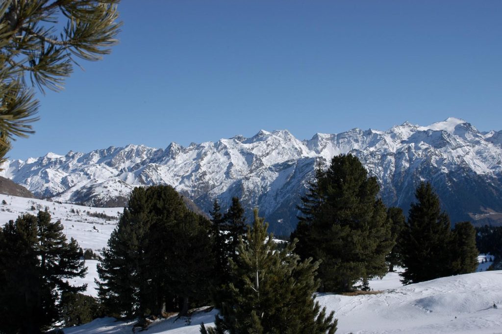 L'Adula completamente a destra e le cime sullo spartiacque con il canton Grigioni