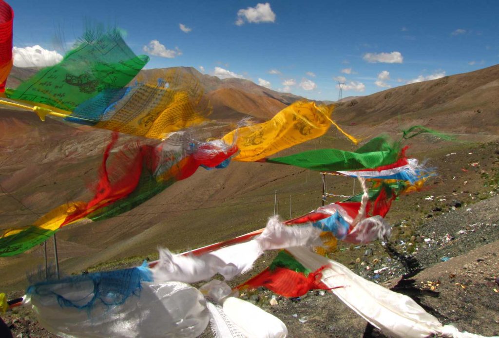 Bandiere votive di buon augurio presenti su ogni passo tibetano