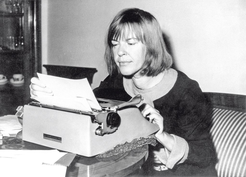 Uno scatto di Ingeborg Bachmann del 1963 la ritrae alla macchina da scrivere nel suo appartamento berlinese (Keystone) 