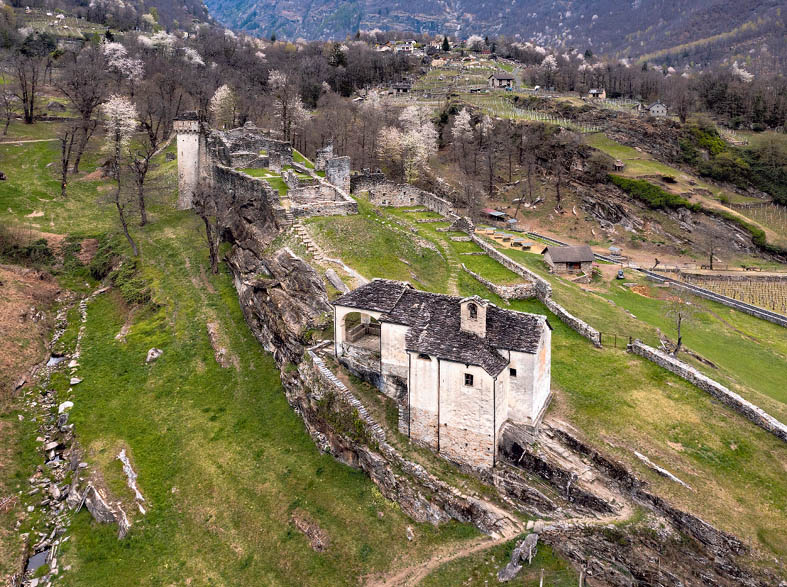 La chiesa di Santa Maria del Castello nel suo aspetto attuale risale al XVI secolo (Guide storico-artistiche della Svizzera, Il castello di Serravalle)