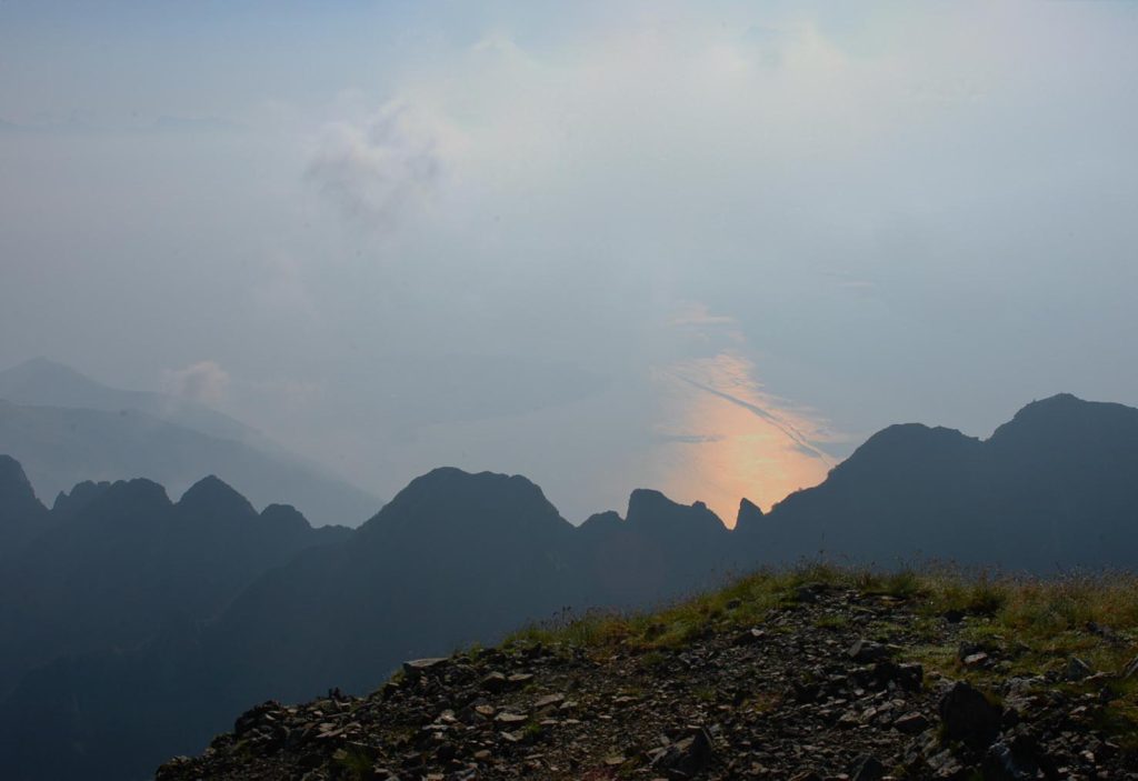 Dalla cima del Gridone, il lago e la cresta dei Lenzuoli