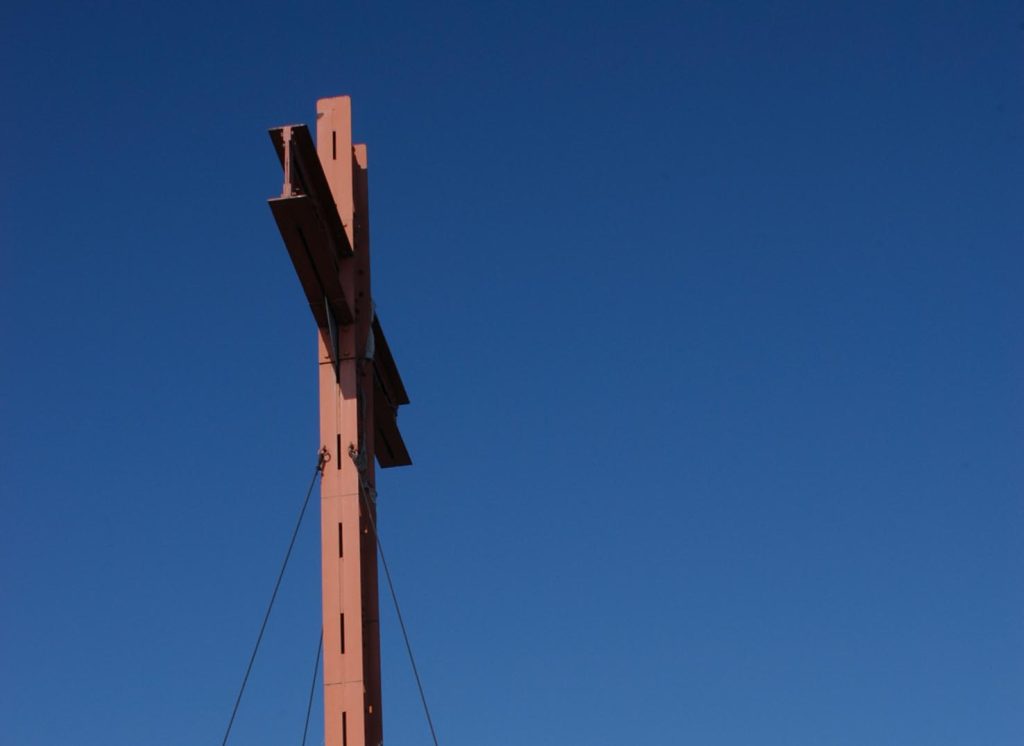 La croce color Golden Gate