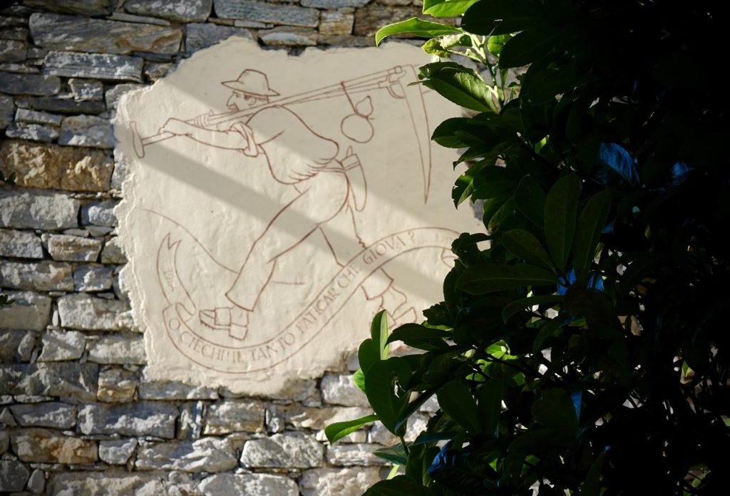 Graffito su una vecchia casa