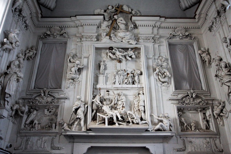 Il teatrino San Lorenzo subisce il martirio sulla graticola in fondo all'omonimo oratorio decorato con stucchi bianchi da Giacomo Serpotta (T. Stiano)