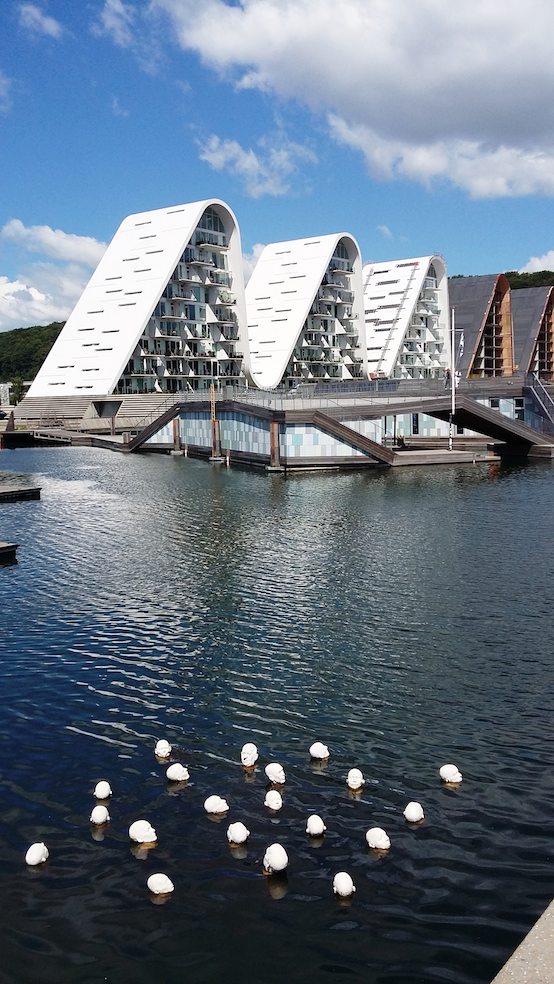 The Wave Residence, moderna icona dellla città di Vejle - Fiordo di Vejle, baia di Skyttehusbugten, penisola dello Jutland, Danimarca