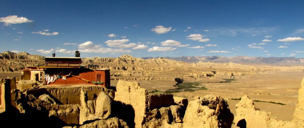 Panoramica da Tsaparang, sullo sfondo il letto del fiume Langchen Tsangpo