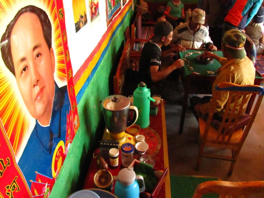 Giocatori in una taverna nel cuore del Tibet