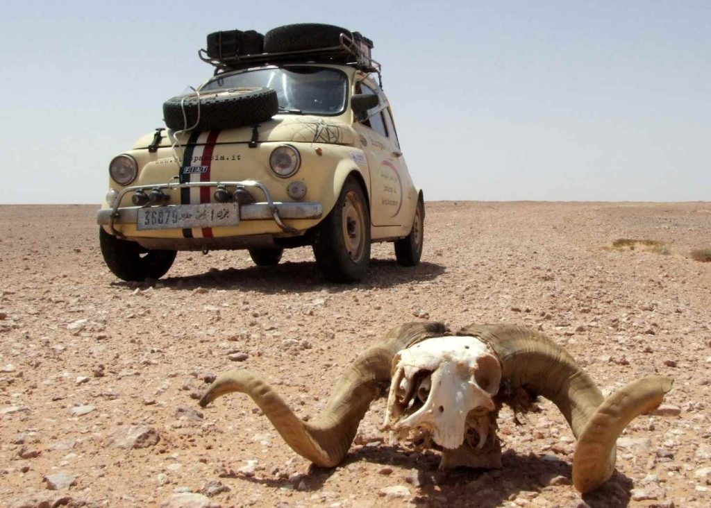 Insidie nel deserto della Sirte. La 500 per aggirare il Mediterraneo ha dovuto superare quattro deserti, dalla Libia al Sinai, alla Giordania (Danilo Elia)