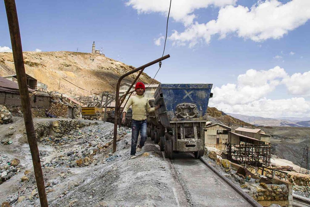 Il Cerro Rico è un intrico di gallerie percorse da chilometri di rotaie lungo le quali i minatori spingono i vagoni pieni di materiale