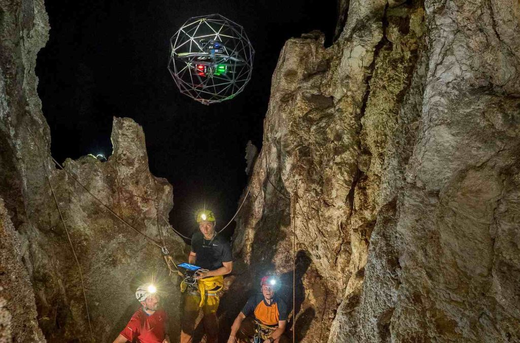 L'astronauta Luca Parmitano, Francesco Sauro e il Flyability team fanno volare il drone nella grotta Cucchiara (ESA / Natalino Russo)