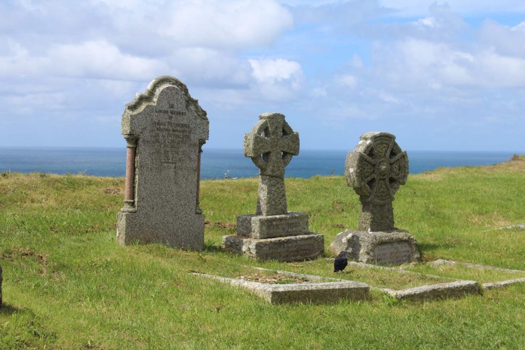 Tombe di Cornovaglia, davanti alla chiesa di Santa Materiana, affacciata sul Mare di Irlanda