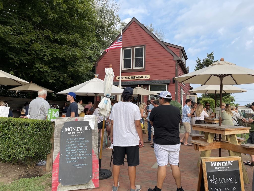 Gli appassionati di birre artigianali, invece, affollano la Montauk Brewing Company, popolarissima sia tra i visitatori stagionali sia tra gli abitanti locali