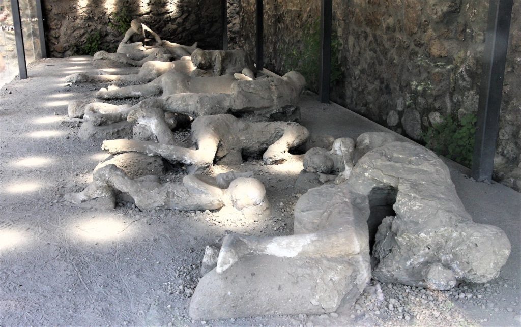 Orto dei Fuggiaschi: il tragico momento del 79 d.C. è ben rappresentato dai 13 famigliari in fuga e asfissiati dei flussi piroclastici nel recinto di questo orto