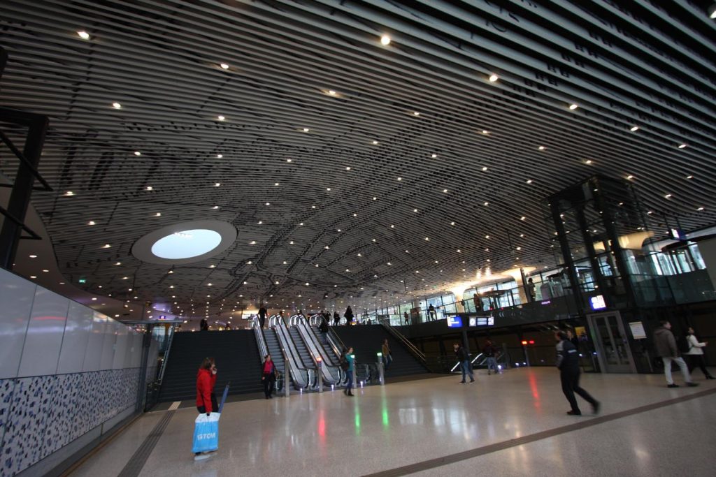 Interno della nuova stazione ferroviaria di Delft